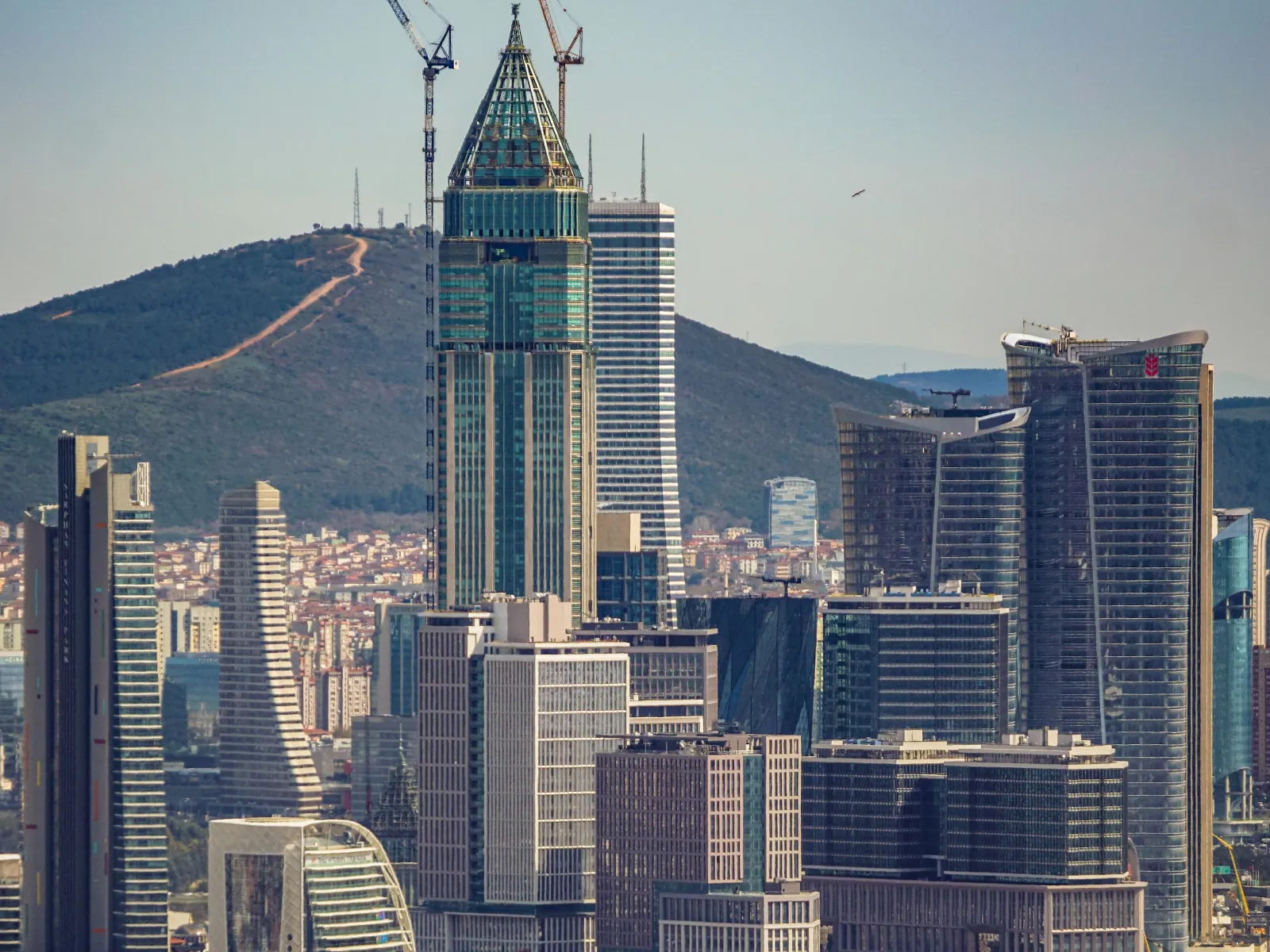 İstanbul iş merkezindeki gökdelenler ve şehir silueti